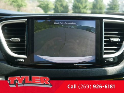 Used 2023 Chrysler Pacifica Touring-L image 55