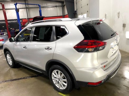 Used 2020 Nissan Rogue SV image 3