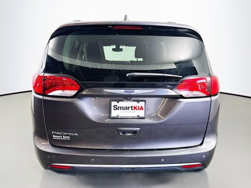 Used 2019 Chrysler Pacifica Touring-L image 6