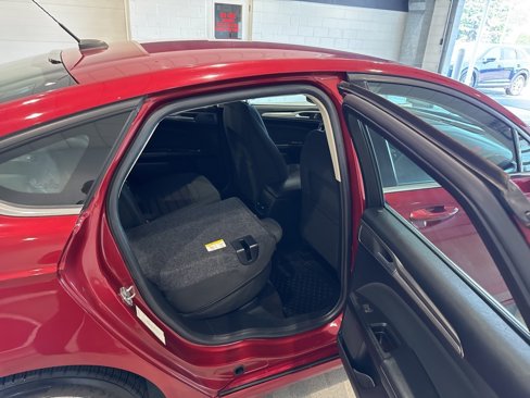 Used 2018 Ford Fusion SE image 16