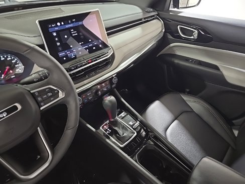 Used 2024 Jeep Compass Limited image 11