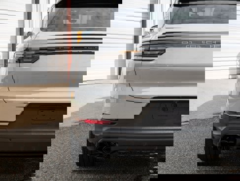 Certified 2022 Porsche Cayenne Platinum Edition image 15