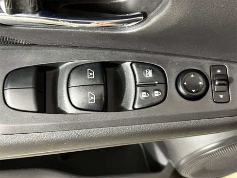 Used 2021 Nissan Kicks SV image 15
