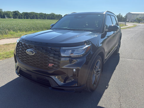 Used 2025 Ford Explorer ST image 3