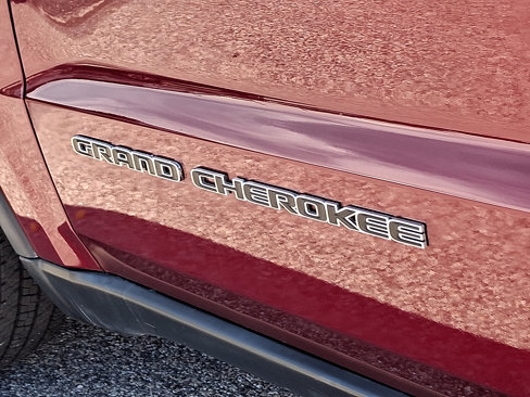 Used 2017 Jeep Grand Cherokee Limited image 31