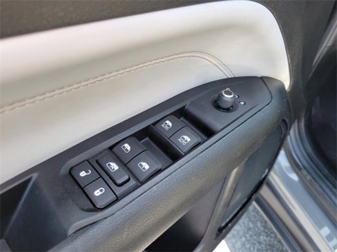 Used 2023 Jeep Compass Limited image 18