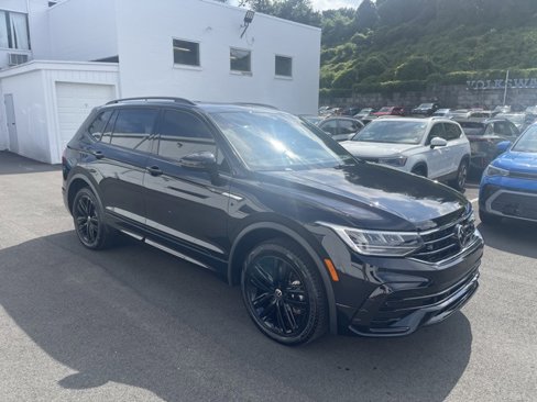 Certified 2022 Volkswagen Tiguan SE R-Line image 4