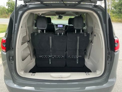Used 2022 Chrysler Pacifica Touring-L image 28