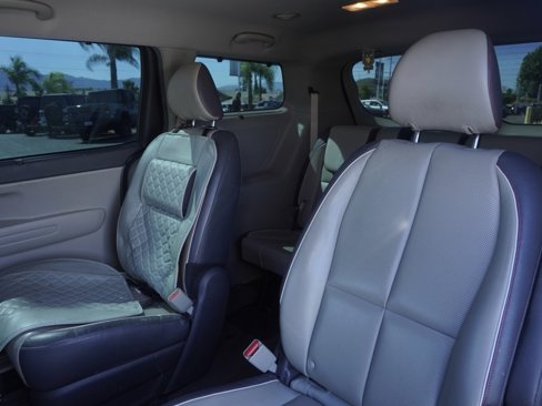 Used 2017 Kia Sedona LX w/ LX Essentials Premium Package image 21