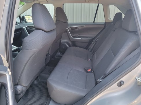 Used 2019 Toyota RAV4 LE image 11