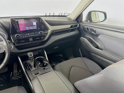 Used 2022 Toyota Highlander LE image 21