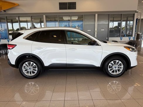 Used 2022 Ford Escape SE image 2