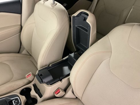 Used 2019 Jeep Cherokee Latitude w/ Cold Weather Group image 28