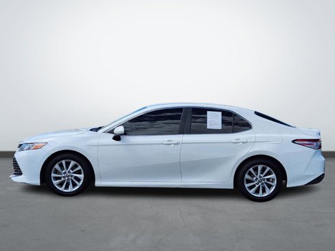 Used 2018 Toyota Camry LE image 2