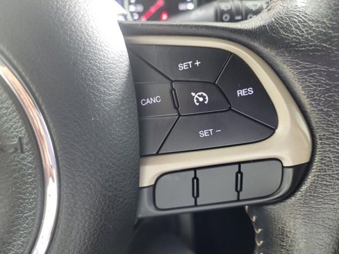 Used 2015 Jeep Renegade Limited image 25
