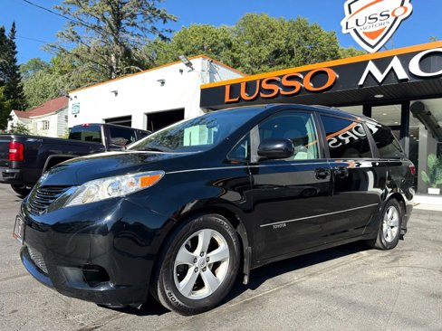 Used 2015 Toyota Sienna LE image 2