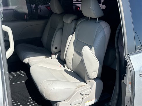 Used 2016 Toyota Sienna XLE image 23