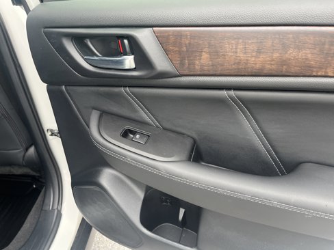 Used 2018 Subaru Outback 3.6R Limited image 16