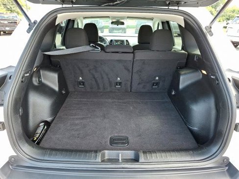Used 2019 Jeep Cherokee Latitude w/ Popular Appearance Group image 28