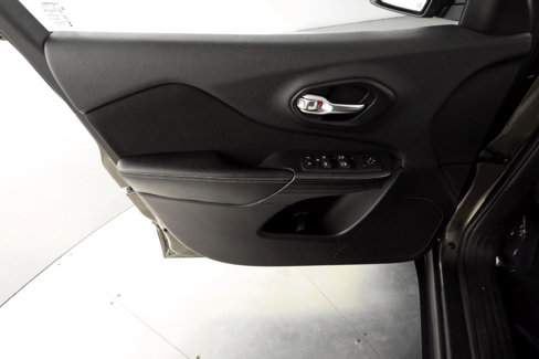 Used 2015 Jeep Cherokee Latitude w/ Comfort/Convenience Group image 9