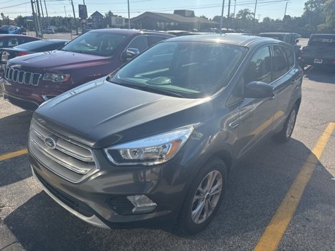 Used 2019 Ford Escape SE image 2