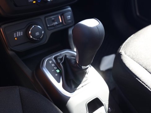 New 2023 Jeep Renegade Latitude w/ Sun & Fun Group image 30