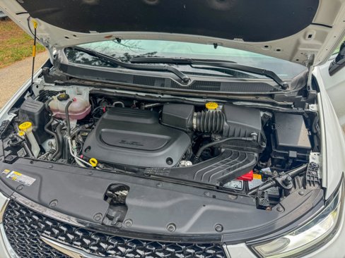 Used 2024 Chrysler Pacifica Touring-L image 28
