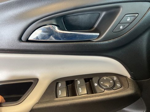 Used 2018 Chevrolet Equinox LS image 33