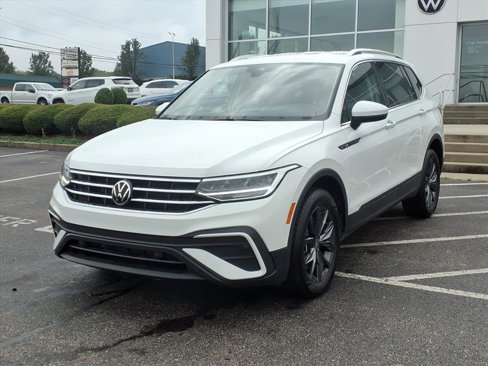 Certified 2022 Volkswagen Tiguan SE image 3