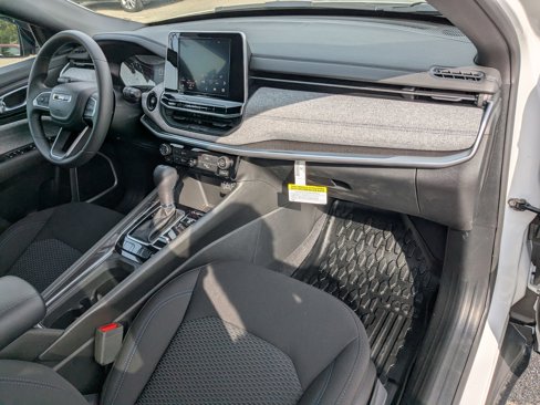 New 2025 Jeep Compass Sport image 34