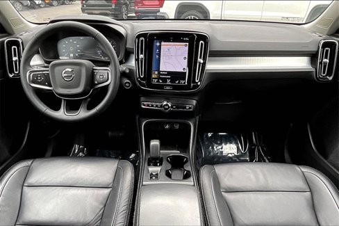 Used 2022 Volvo XC40 T5 Momentum image 7