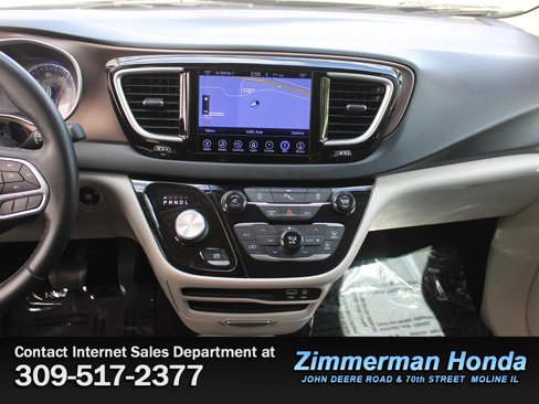 Used 2017 Chrysler Pacifica Touring-L image 17
