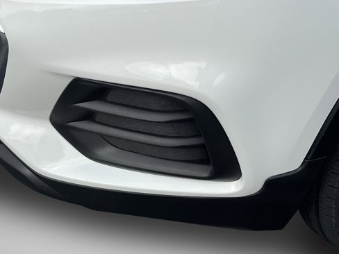 Used 2022 Chevrolet Trax LS w/ Tint and Cruise Package image 12