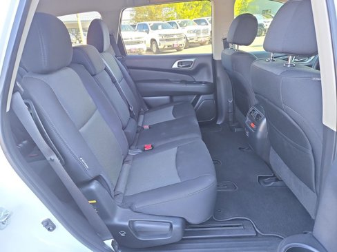 Used 2018 Nissan Pathfinder SV image 17