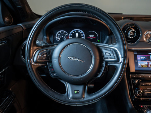 Used 2016 Jaguar XJ R image 13