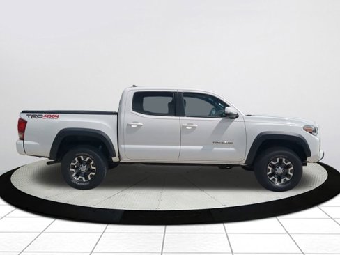 Used 2017 Toyota Tacoma TRD Off-Road image 2