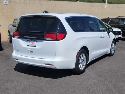 Used 2022 Chrysler Voyager LX image 6
