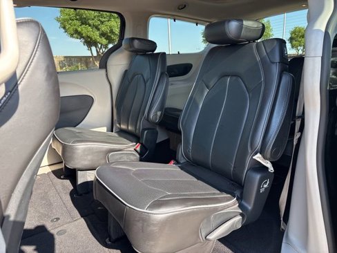 Used 2019 Chrysler Pacifica Limited image 20