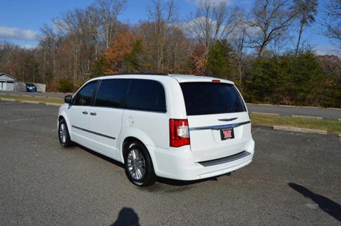 Used 2016 Chrysler Town & Country Touring-L image 57