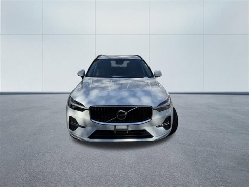 Used 2022 Volvo XC60 B5 Momentum w/ Advanced Package image 2