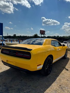Used 2017 Dodge Challenger SXT image 9
