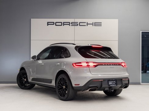 Certified 2022 Porsche Macan image 3