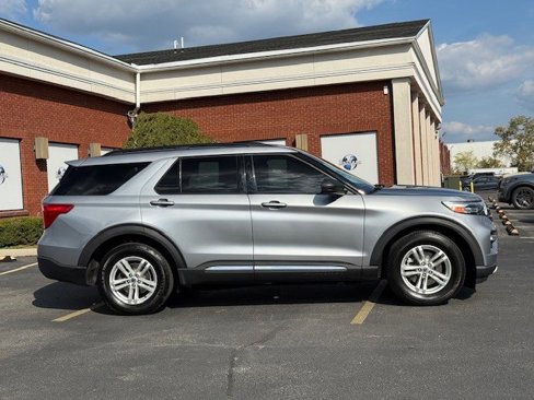 Used 2022 Ford Explorer XLT w/ Equipment Group 202A image 4