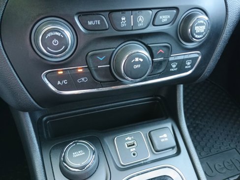 Used 2020 Jeep Cherokee Latitude Plus image 22