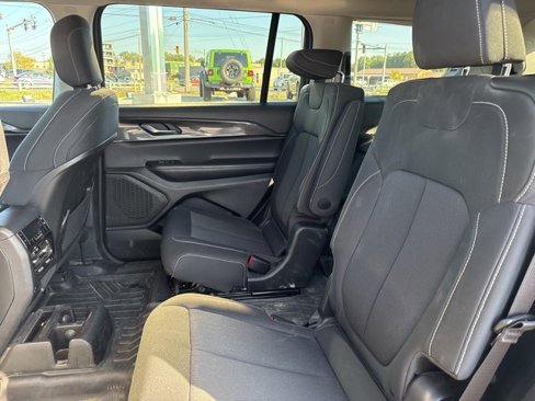 Used 2023 Jeep Grand Cherokee L Laredo image 15