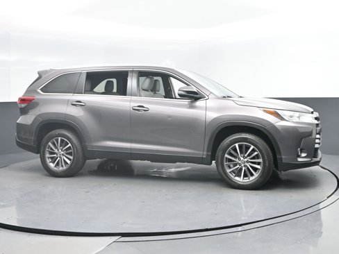 Used 2019 Toyota Highlander XLE image 2