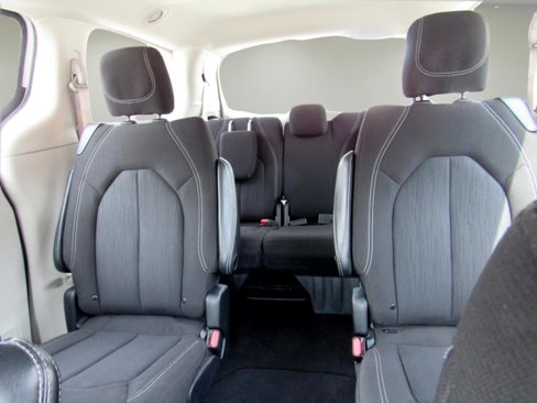 Used 2022 Chrysler Voyager LX image 12