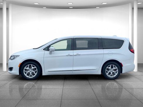 Used 2018 Chrysler Pacifica Touring Plus w/ Tire & Wheel Group image 4