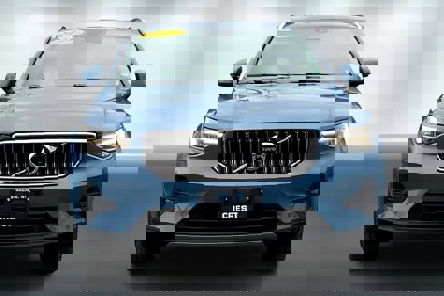 Used 2023 Volvo XC40 B5 Plus w/ Driver Assist Package image 2