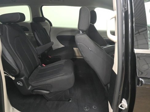 Used 2022 Chrysler Voyager LX image 6